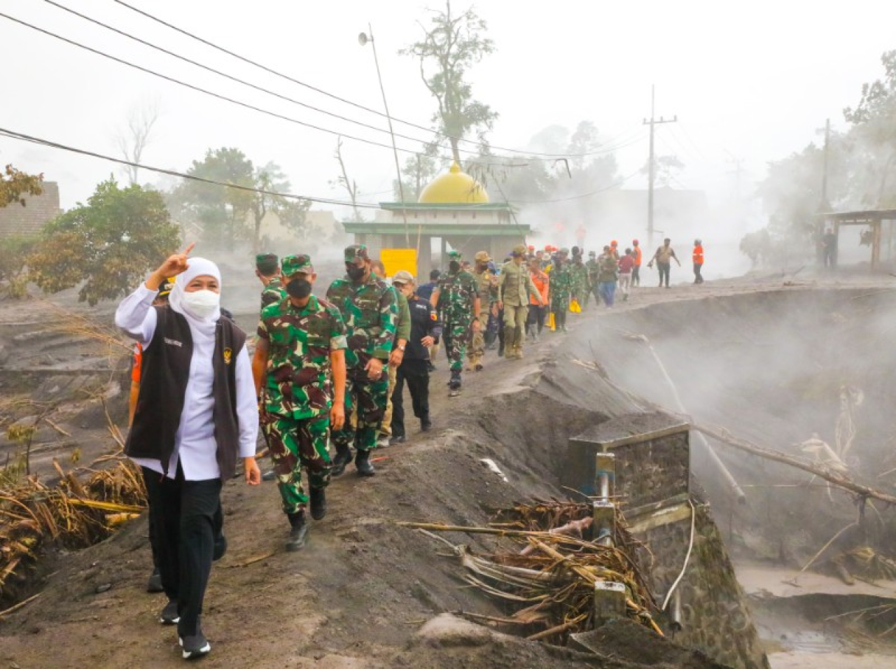 Penanganan Dampak Erupsi Semeru, Khofifah: Pemprov Jatim Gandeng BNPB, BMKG, dan Puspenerbal Juanda Gelar OMC