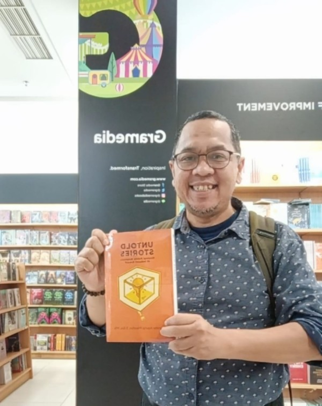 Keterangan foto: Nugroho Agung Prasetyo dan karya bukunya. (Ist)