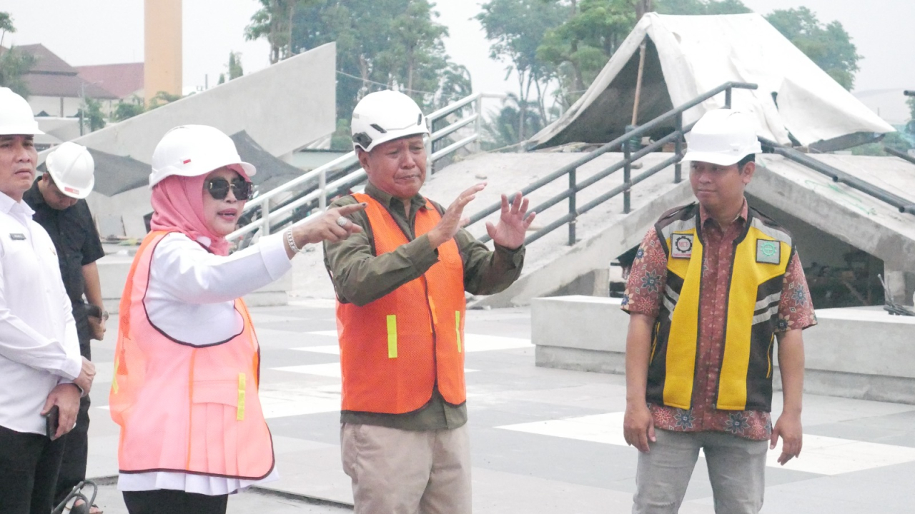 Wabup Sidoarjo Mimik Idayana Terus Pantau Proyek Revitalisasi Alun-alun Sidoarjo