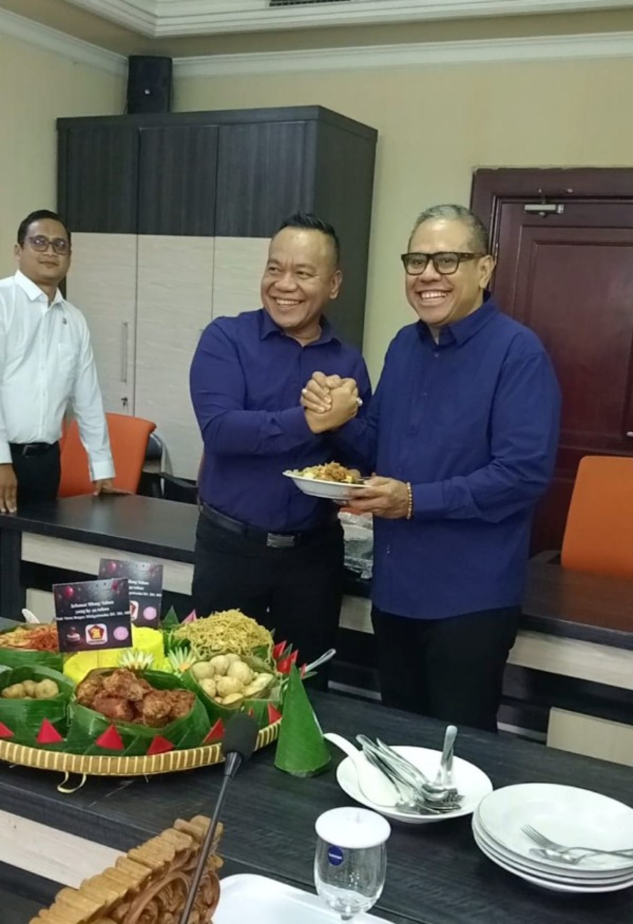 Ulang Tahun ke-49 Ketua Komisi A DPRD Surabaya, Yoga Bagus Widyatmoko Disambut Hangat Seisi Kantor