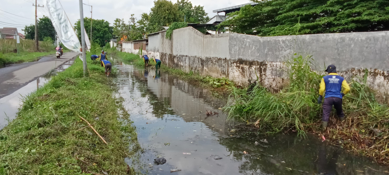 Sungai Bluru - Rangkah Kidul saat dibersihkan.(Ist)
