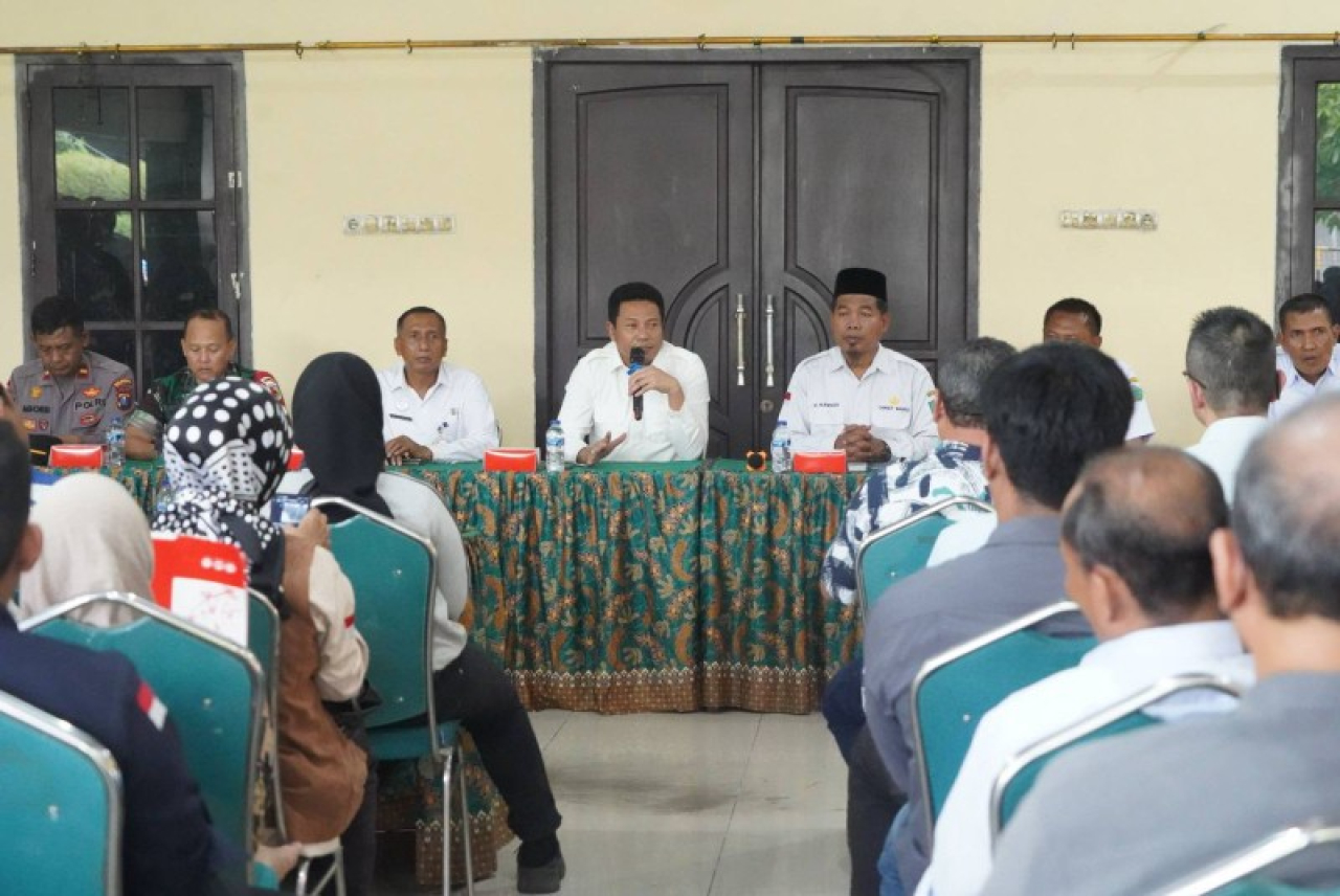 Bupati Sidoarjo Subandi saat rakor bersama Forkopimda dan warga Tambaksawah dan Tambakrejo Waru untuk mencari solusi penanganan banjir tahunan di wilayah tersebut. (Ist)