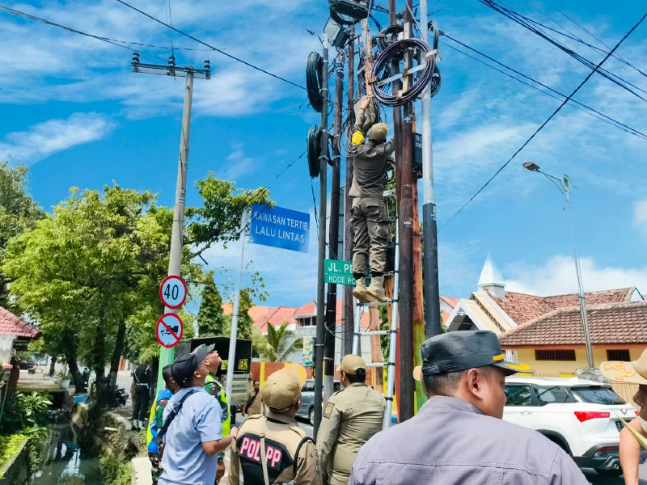 Penertiban kabel fiber optik di Jalan Pemuda oleh petugas Satpol PP. (ist)