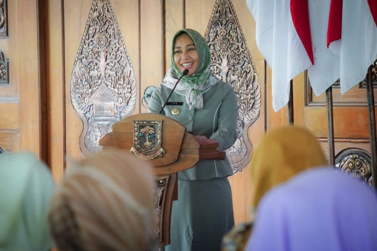 Wali Kota Mojokerto Ika Puspitasari saat memberikan sambutannya pada monev KTR. (ist)