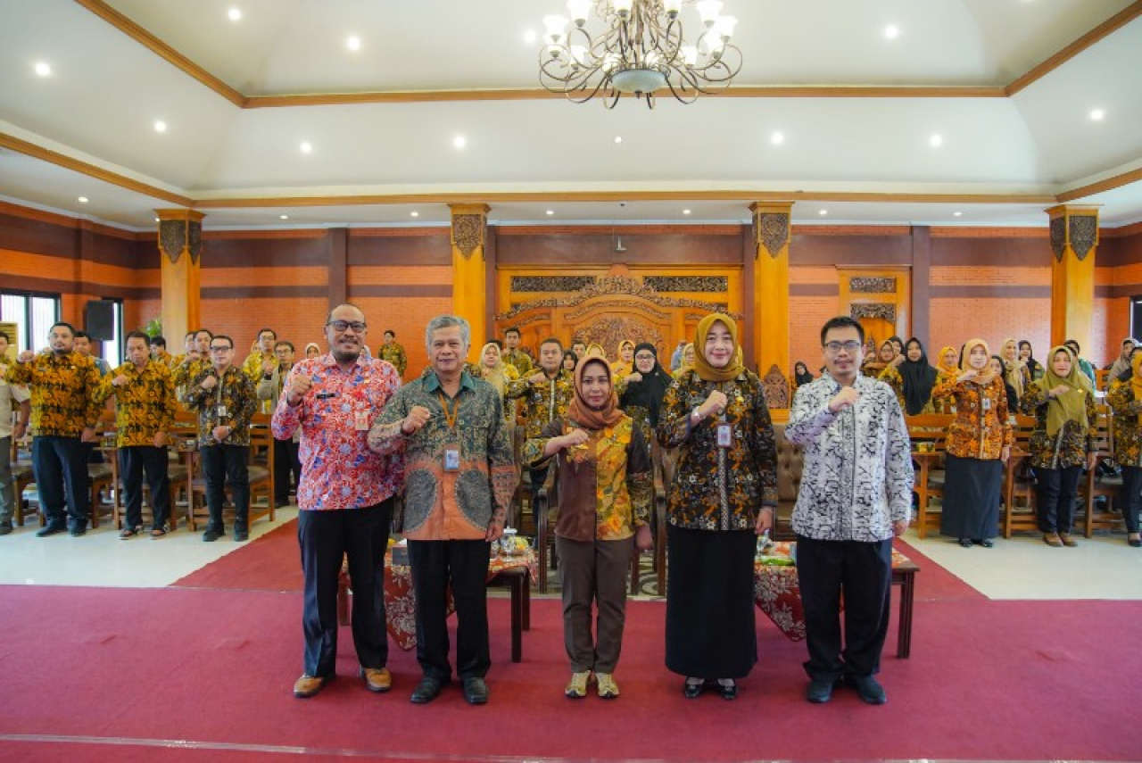 Wali Kota Ning Ita foto bersama dalam penetapan data 2026 di Sabha Mandala Madya. (ist)