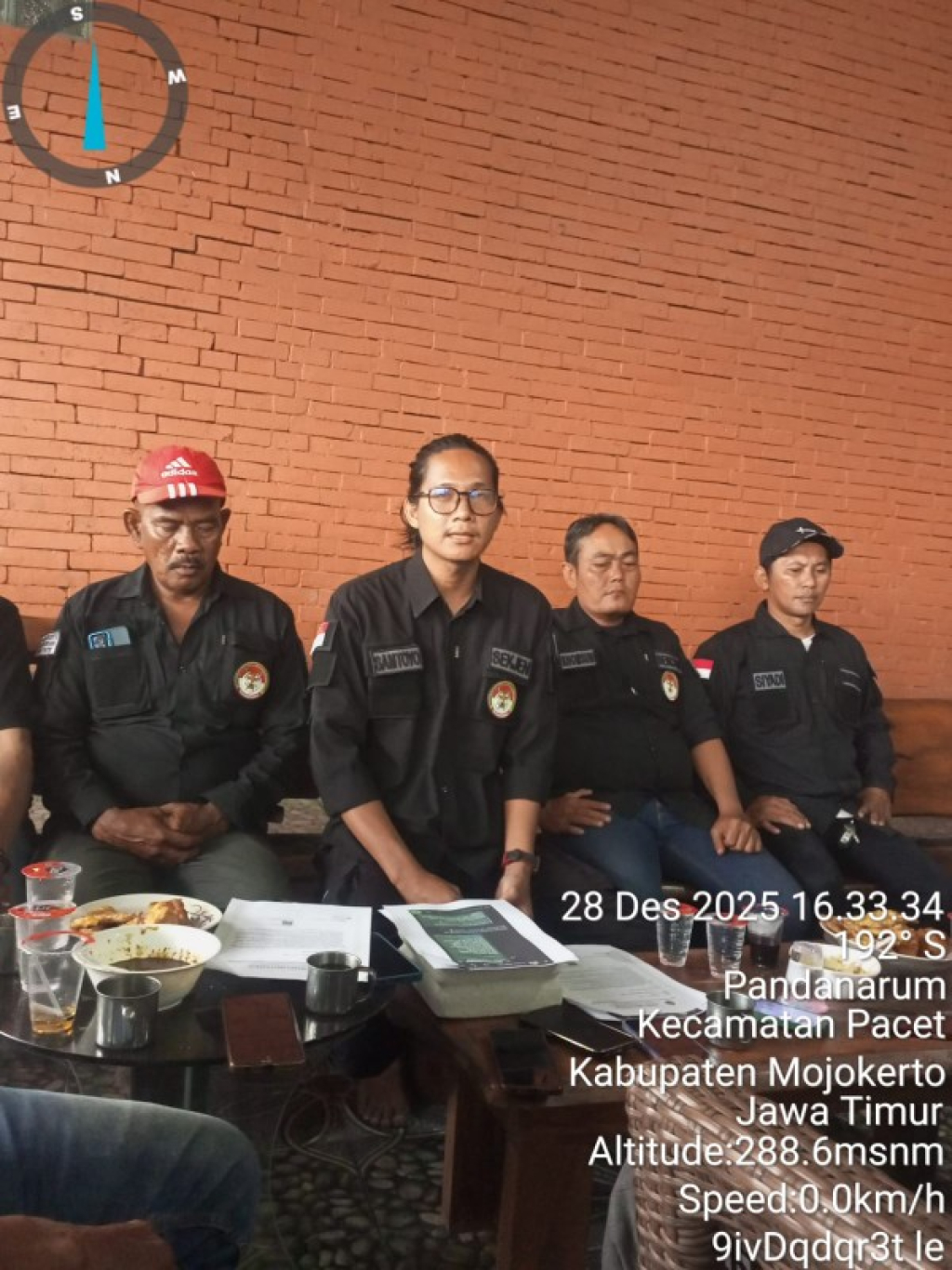 Sekjen HMN Samtoyo saat konferensi pers dengan awak media terkait penyebutan Kiai Asep sebagai Preman berbalut agama. (ist)