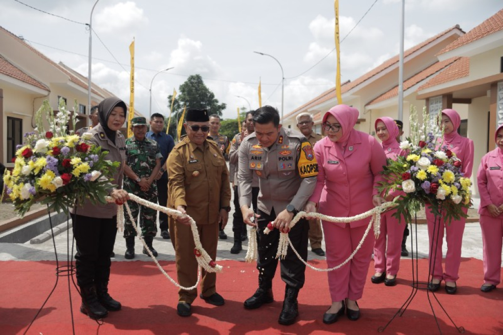Kapolres Blitar didampingi istri secara simbolis menggunting rangkaian bunga melati saat peresmian rumah dinas. (ist)