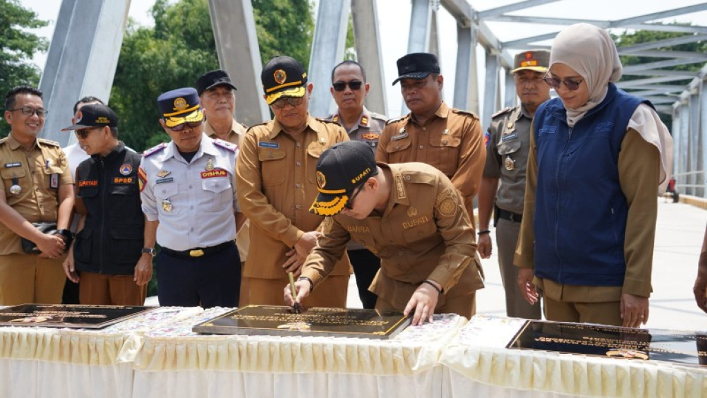 Bupati Mojokerto Muhammad Al Barra menandatangani peresmian 5 jembatan baru, salah satunya jembatan Lebaksono. (ist)