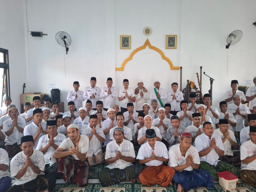 Para warga binaan Rutan kelas IIB Sampang melakukan foto bersama usai gelar doa bersama. (ist)