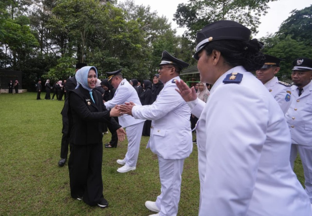 Wali Kota Ning Ita memberi selamat kepada pejabat yang baru dilantik. (ist)