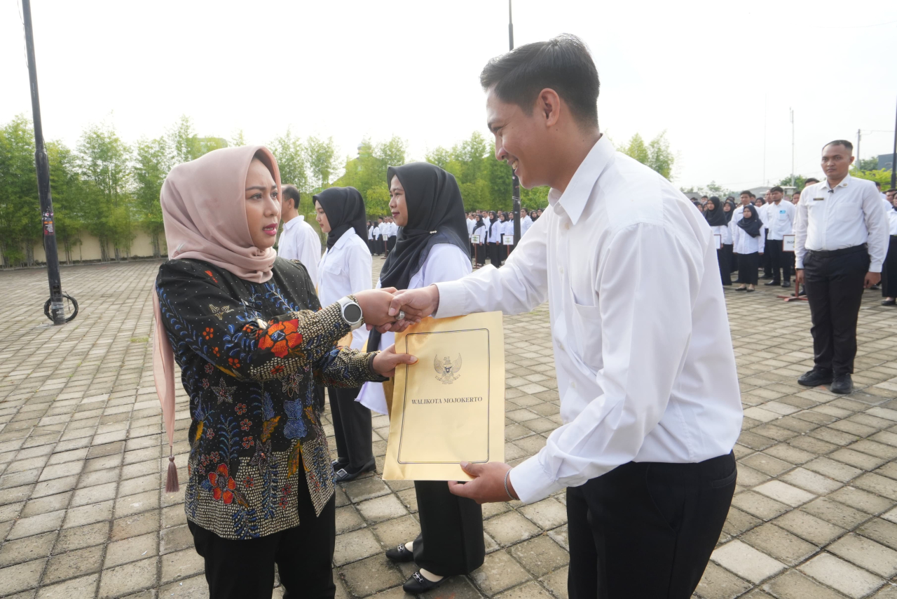 Ning Ita Serahkan SK PPPK Paruh Waktu Kepada 1.119 Tenaga Non ASN