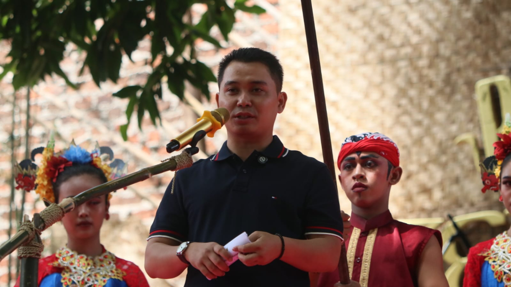 Bupati Mojokerto Muhammad Al Barra saat memberikan sambutan pada perayaan 3 tahun Pasar Keramat. (ist)