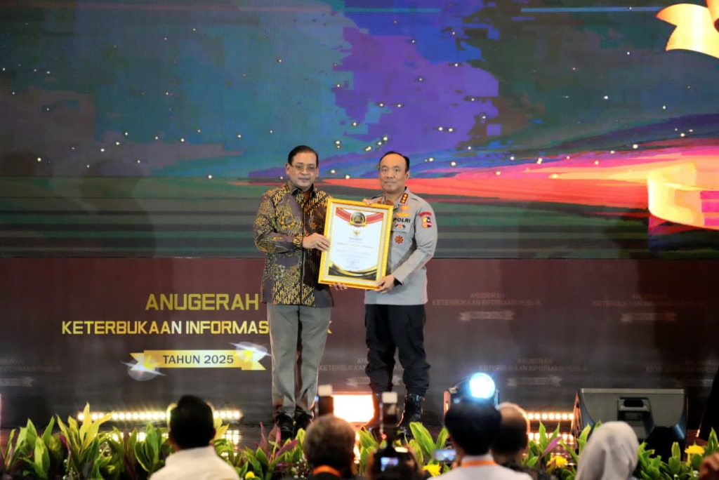 Wakapolri Komjen Pol. Prof Dr. Dedi Prasetyo menerima penghargaan KIP 2025. (ist)