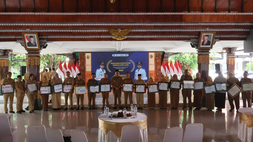 Pemkab Mojokerto Anugerahi Penghargaan 22 Perangkat Daerah Atas Capaian Budaya Kerja BerAKHLAK