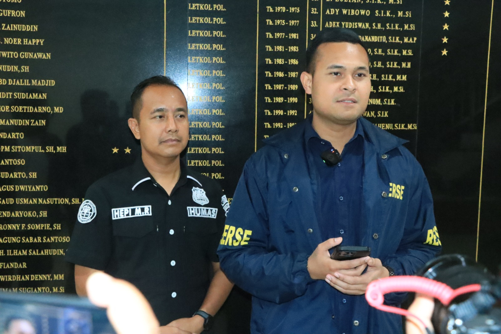 Kapolres Gresik AKBP Rovan Richard Mahenu saat menyampaikan konferensi persnya terkait penyebaran data debitur. (ist)