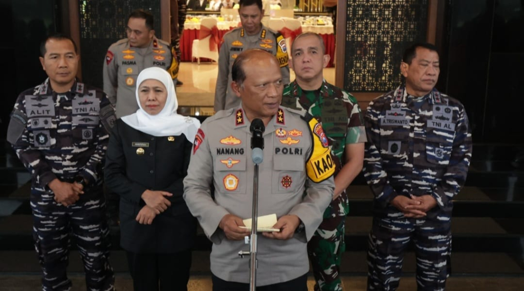 Gubernur Jatim Khofifah Indar Parawansa bersama jajaran Forkopimda Jatim dalam konferensi pers di Mapolda Jatim. (ist)