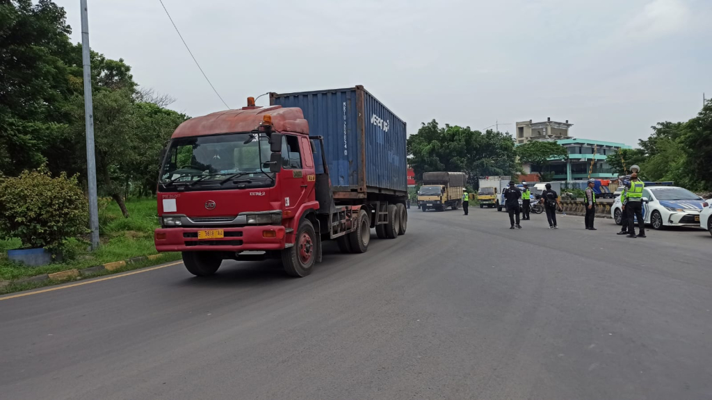 Jelang Nataru Ditlantas Polda Jatim batasi kendaraan angkutan barang yang melintas di jalan raya. (ist)