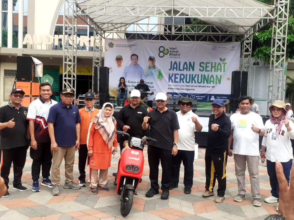 Jalan Sehat Hari Amal Bakti Kemenag Bertabur Doorprize