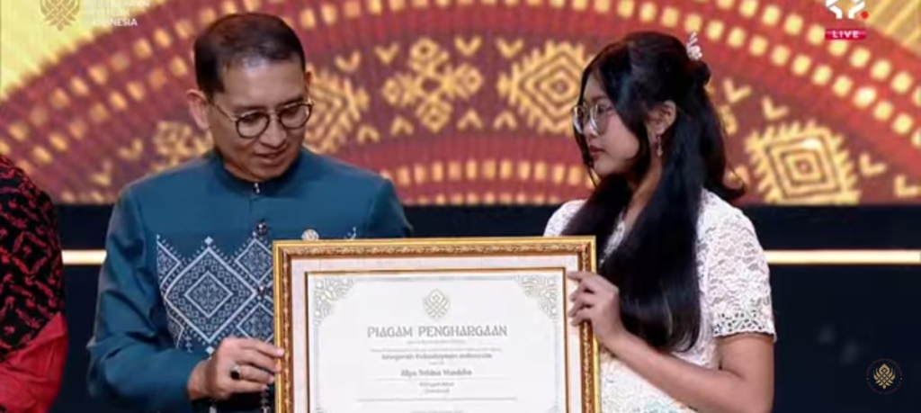 Aliya menerima penghargaan