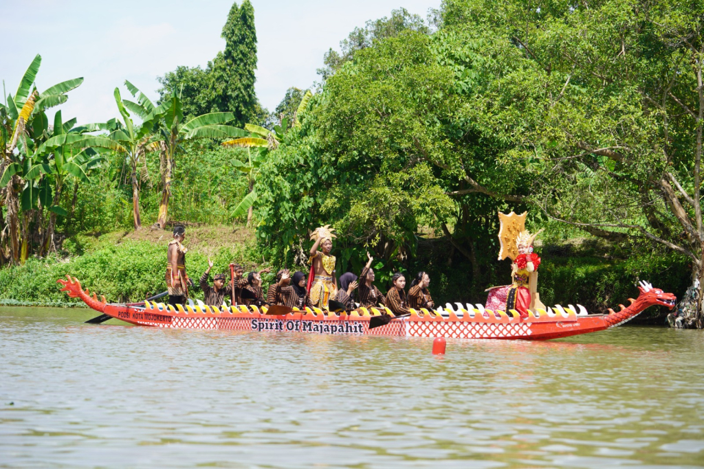 Tampak Dragon Boat eksibisi di sungai Kotok dalam Dragon Boat Carnival. (ist)