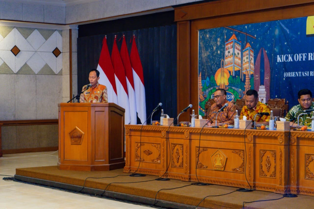 Kepala Bappeda Gresik menyampaikan sambutan