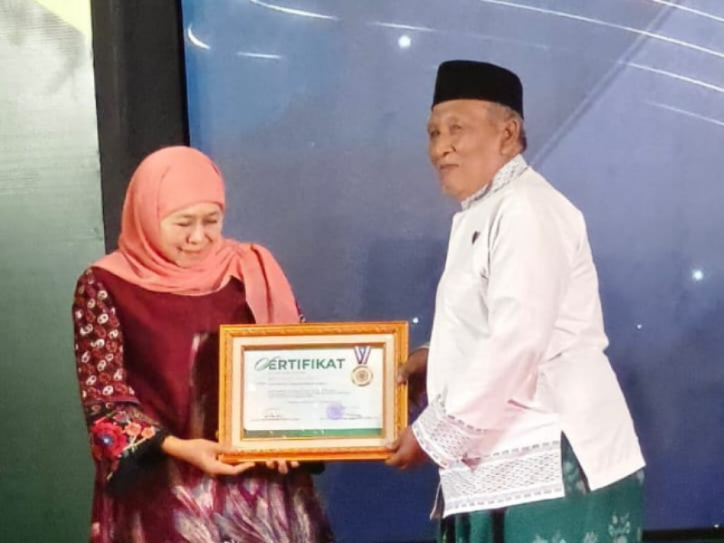Ketum MUI menerima penghargaan dari Gubernur Jatim. (ali)