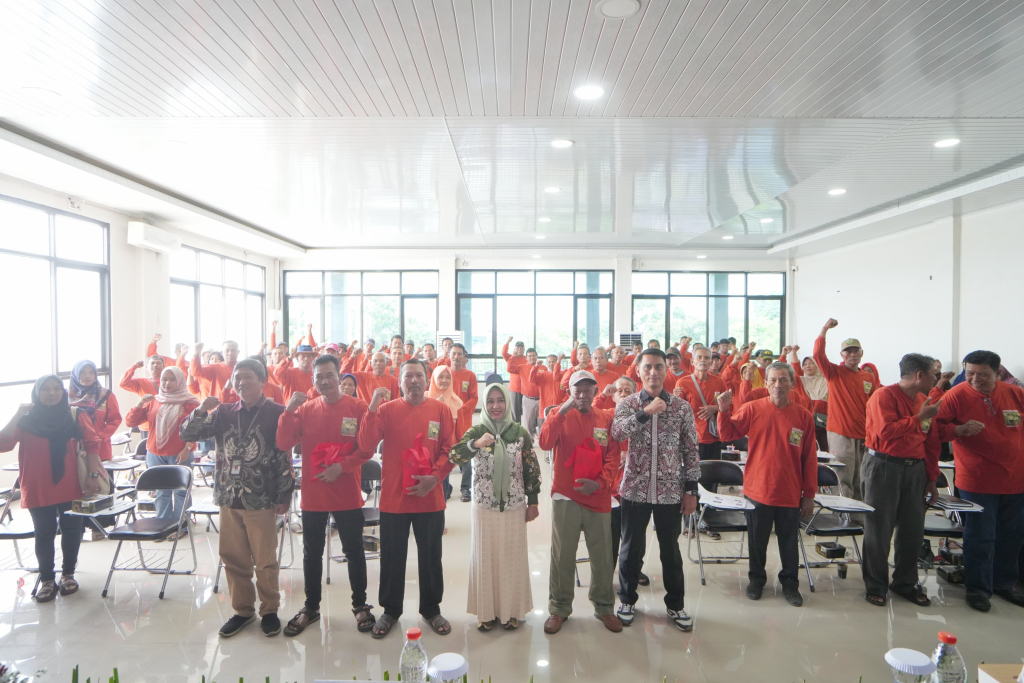 Ning Ita foto bersama dengan para petani peserta pelatihan peningkatan produksi tanaman pangan di PLUT. (ist)