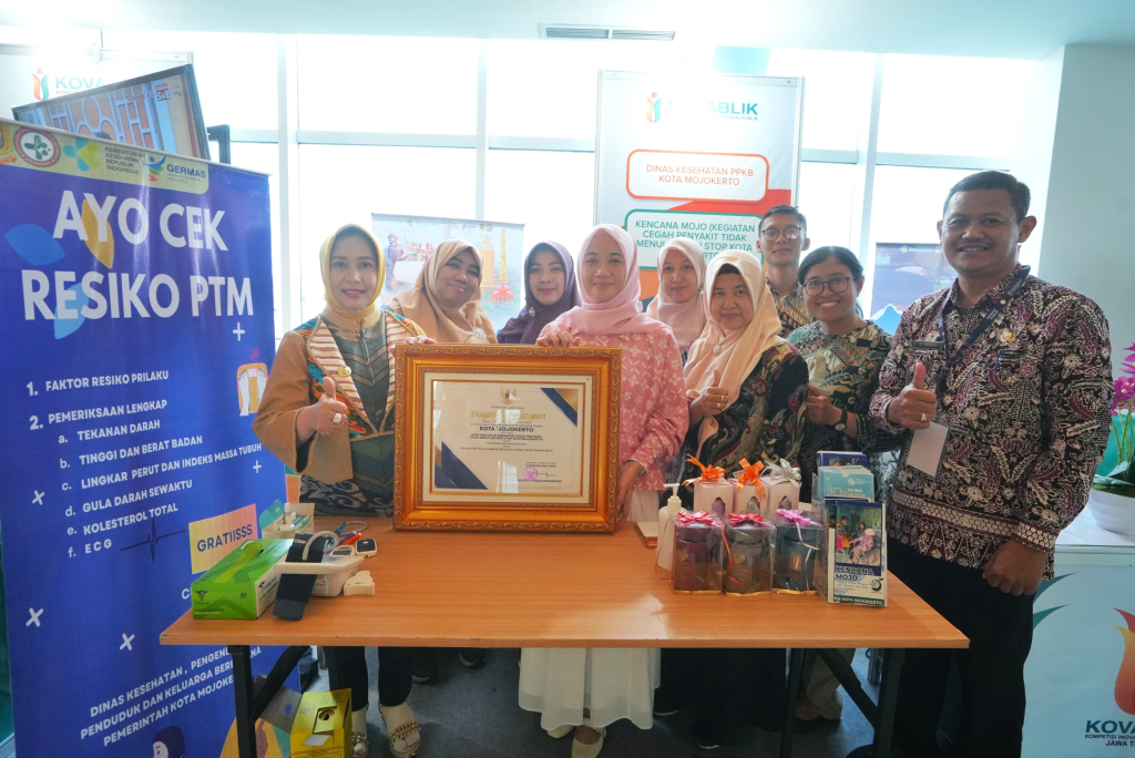 Wali Kota Ning Ita didampingi Kepala Bapperida Riyanto foto bersama piagam Kovablik 2025. (ist)