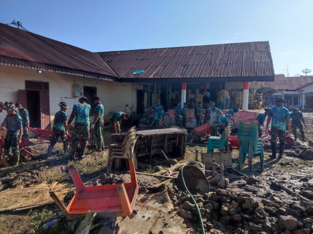 Prajurit Yonif TP 836/BY yang dipimpin langsung oleh Komandan Batalyon, Letkol Inf Faishal Riza, melaksanakan kegiatan penanggulangan bencana alam di wilayah Kab. Pidie Jaya, Aceh bersihkan fasum.(is