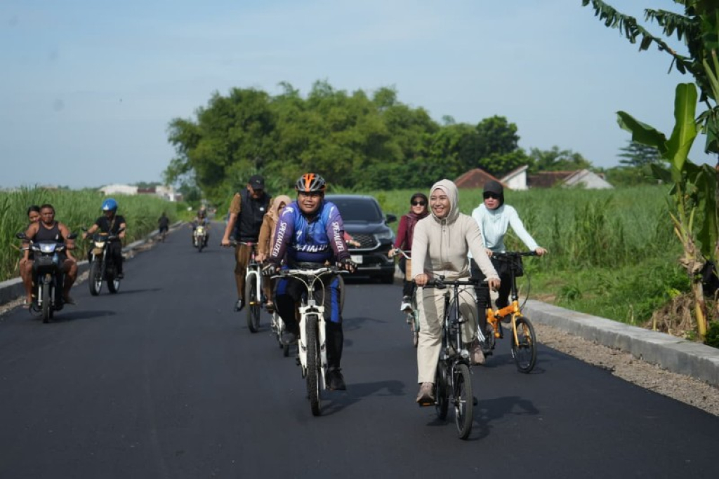 Wali Kota Ning Ita sambil gowes tinjau proyek hasil pembangunan 2025 dan rencana proyek 2026. (eko)