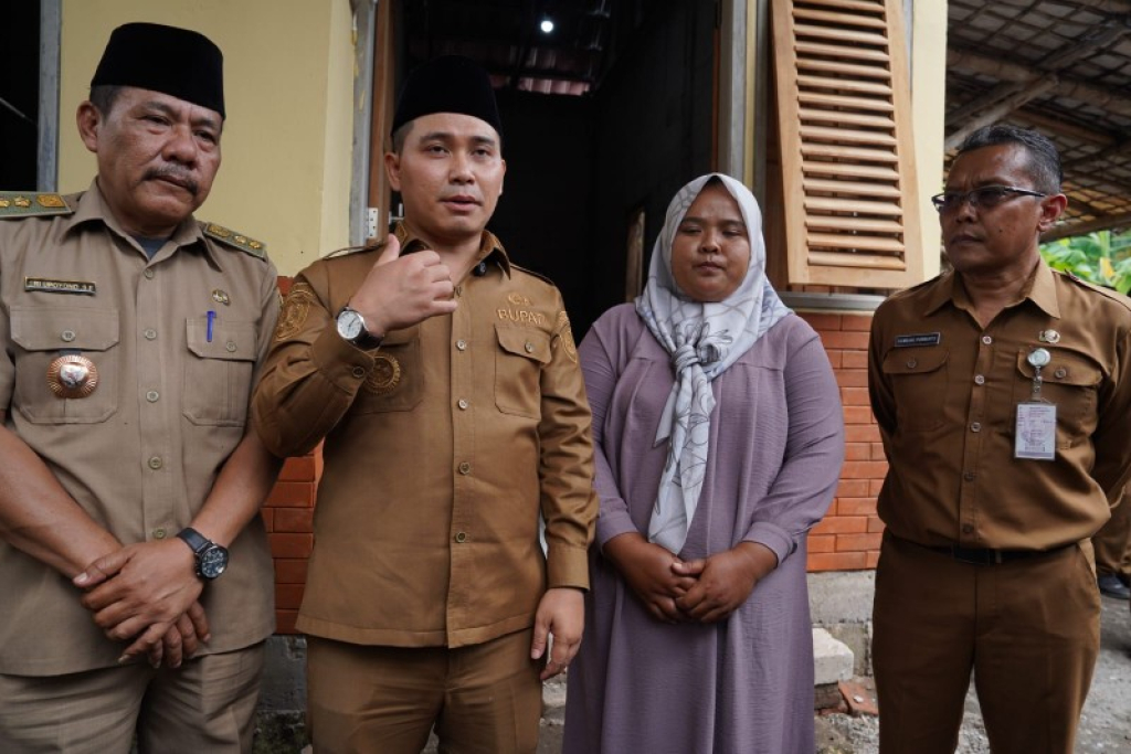 Tinjau Hasil Bedah Rumah Warga Desa Kejagan, Gus Bupati Apresiasi Semangat Gotong Royong dari Keluarga