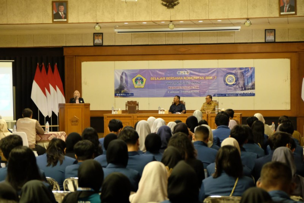 Bupati Gresik, Fandi Akhmad Yani bersama mahasiswa Unair yang melakukan KKN. (ali)