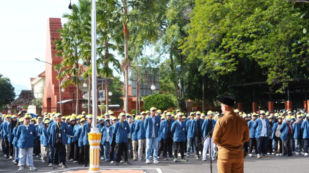 Bupati Mojokerto Muhammad Al Barra jadi Pembina Apel Penerimaan KKN-BBK Unair di halaman GMT. (ist)