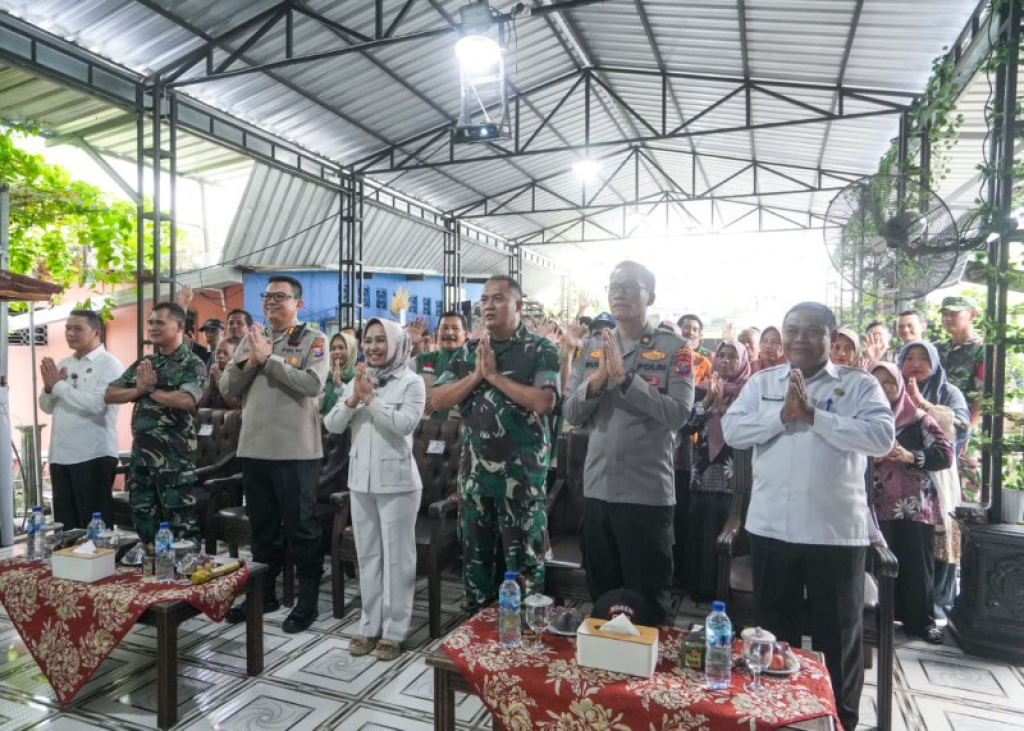 Wali Kota Mojokerto Ika Puspitasari bersama Forkopimda Kota Mojokerto mengikuti acara daring dengan Presiden RI Prabowo Subianto. (ist)