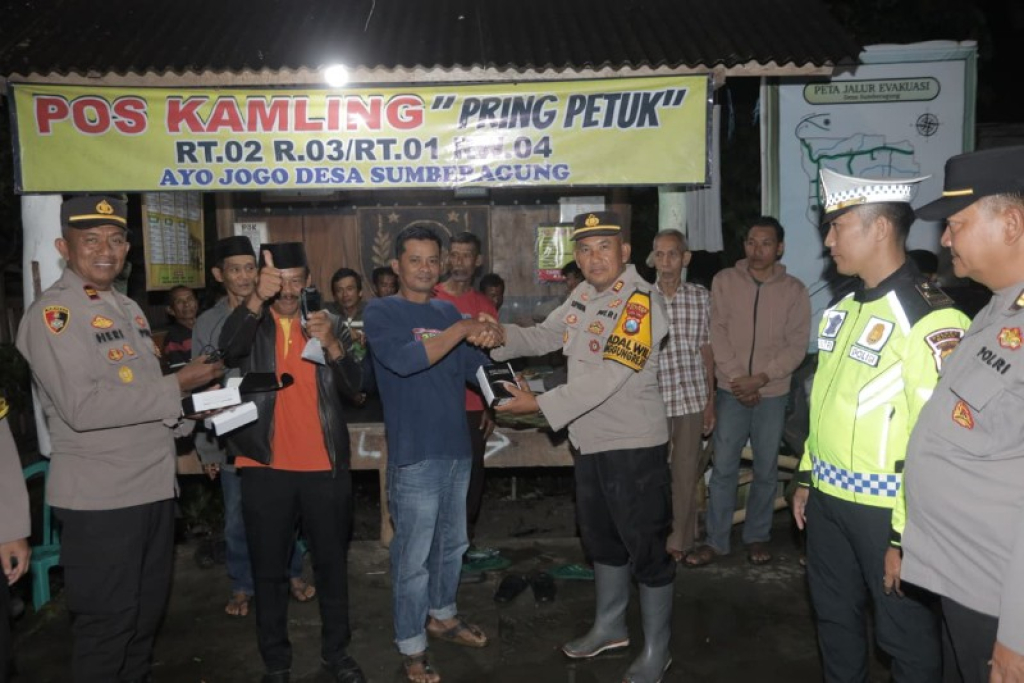 Kapolres Blitar melaksanakan kegiatan sambang Pos Keamanan Lingkungan (poskamling) dan pembagian sarana kontak berupa Handy Talky (HT) di lima wilayah hukum Polres Blitar. Minggu Malam (11/01/2026).