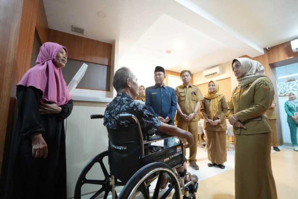 Wali Kota Mojokerto Ika Puspitasari saat menyapa warga masyarakat yang mengakses layanan publik. (ist)