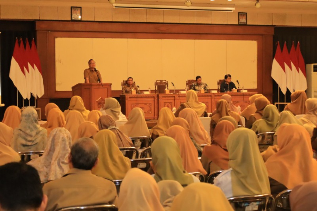 Wakil Bupati Gresik di depan guru matematika. (ali)