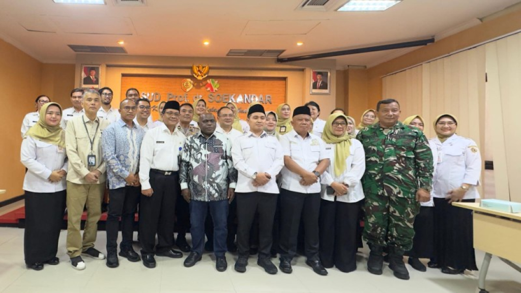 Menteri HAM Natalius Pigai didampingi Bupati Gus Barra meninjau RS. Soekandar Mojosari. (ist)