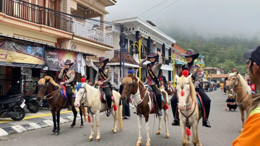 Dengan Berkuda Polwan Polres Magetan Lakukan Patroli di Kawasan Wisata Sarangan
