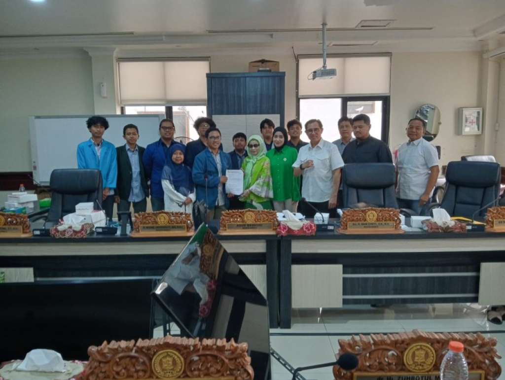 Forum Komunikasi Penerima Beasiswa Pemudah Tangguh (Forkompeta) Surabaya, di ruang Komisi D DPRD kota Surabaya. (rizal)