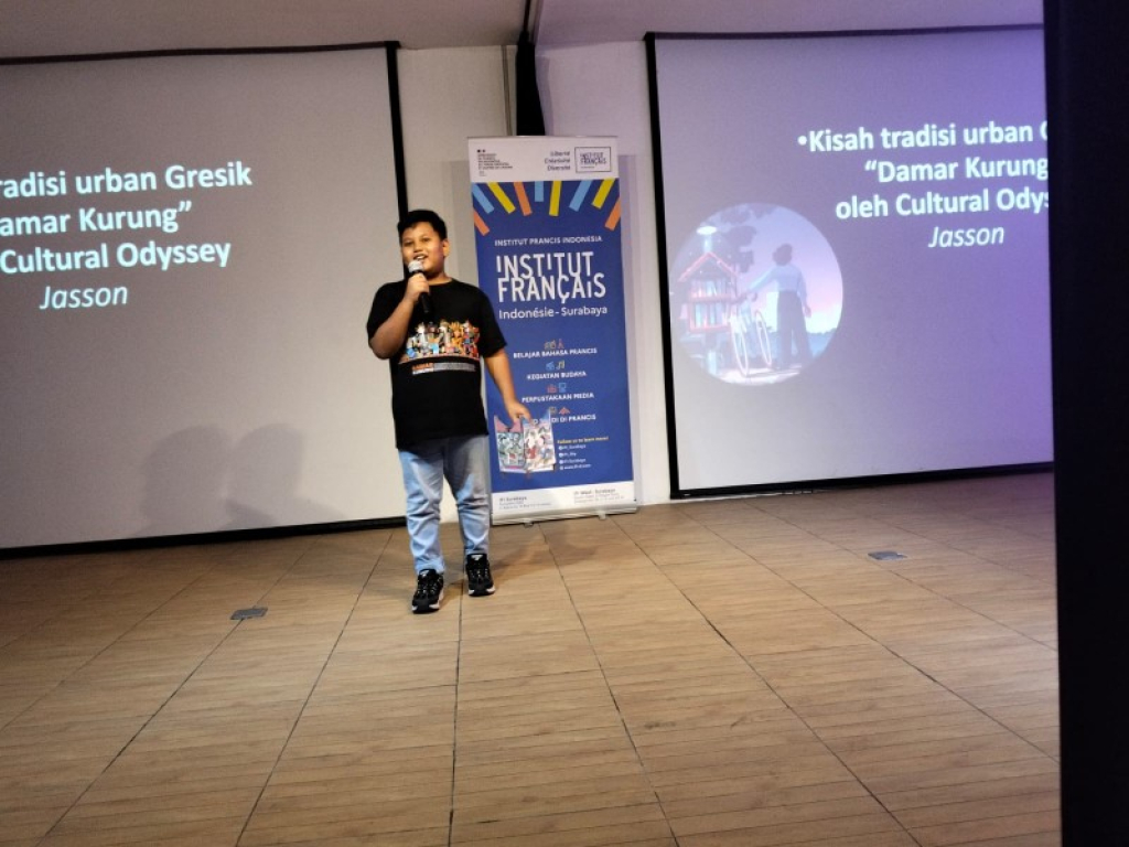 Jasson Kelas 3 SDN Petrokimia Kenalkan Damar Kurung di Pusat Kebudayaan Prancis