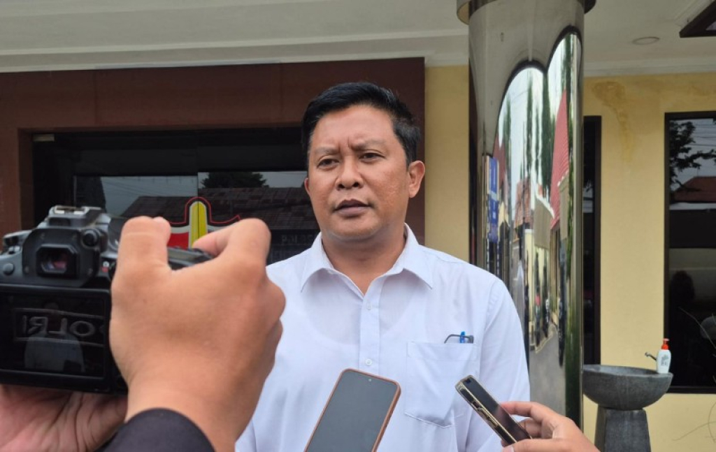 Kasatresnarkoba Polres Pasuruan Kota AKP Ronny Margas saat diwawancarai awak media. (ist)