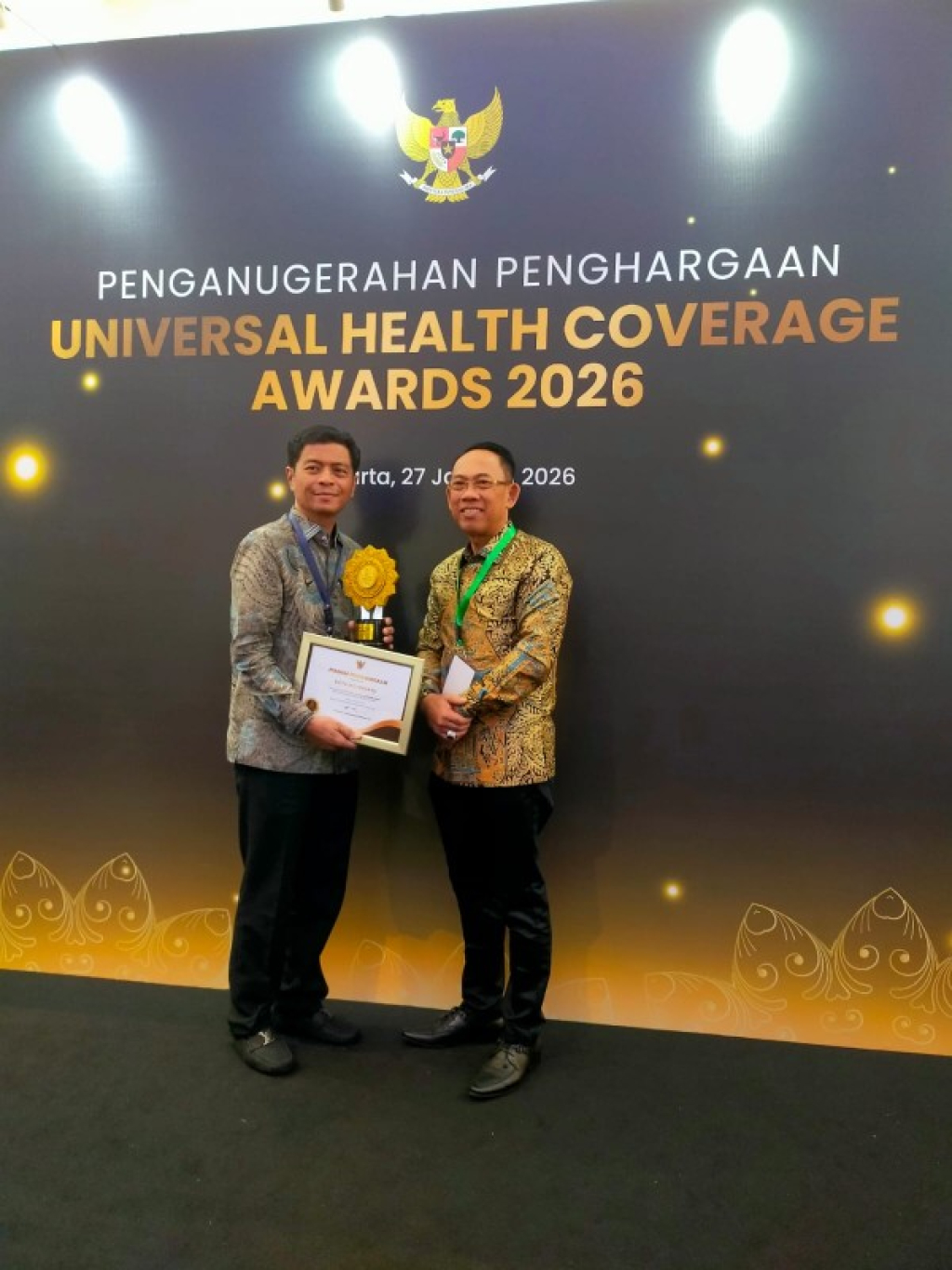 Sekretaris Daerah Kota Mojokerto Gaguk Tri Prasetyo mewakili Wali Kota Mojokerto menerima penghargaan UHC Award 2026. (ist)