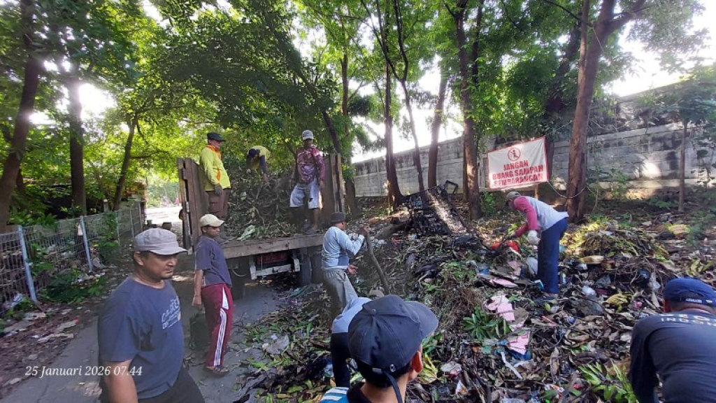 Warga GKA, Pemdes Yosowilangun dan DLH Gresik Gotong Royong Bersihkan Sampah di Lingkungan TPS