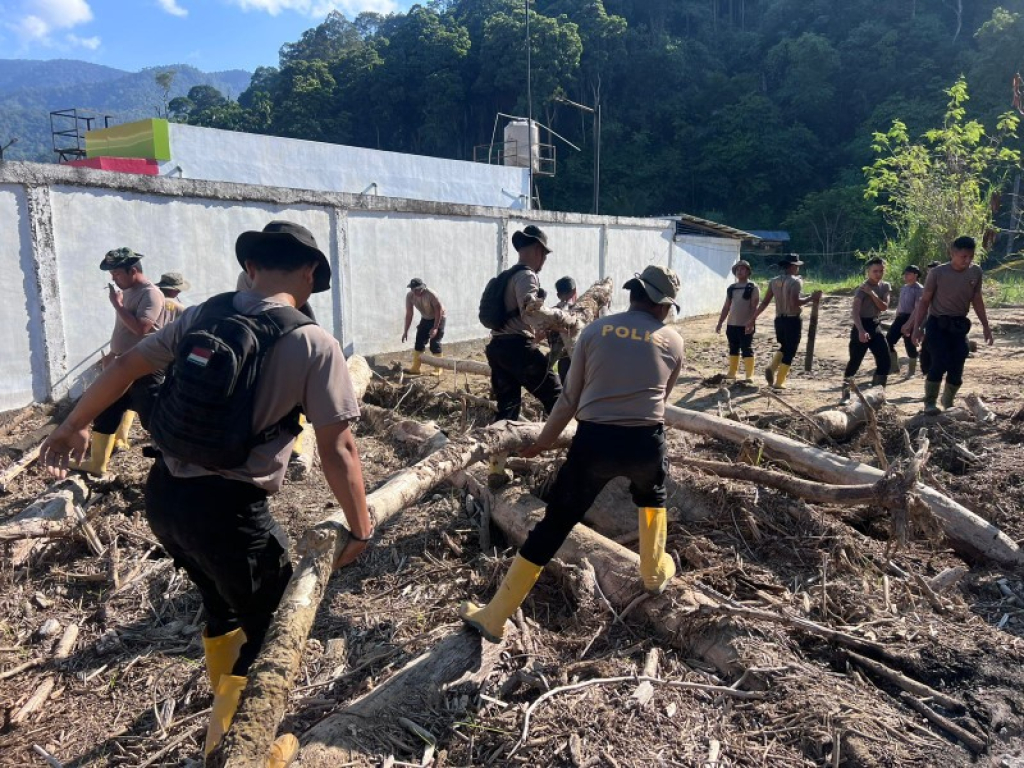 Pulihkan Pasca Banjir Bandang, Tim SAR Resimen II Pasukan Pelopor Bersihkan Sungai di Agam