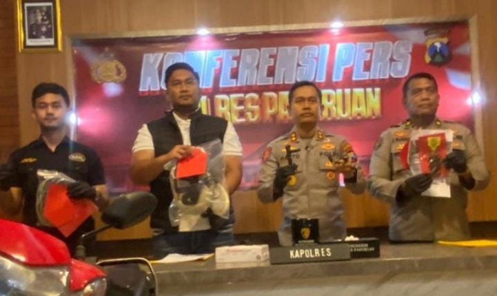 Kapolres Pasuruan AKBP Harto Agung Cahyono saat konferensi pers terkait pengungkapan curanmor. (ist)