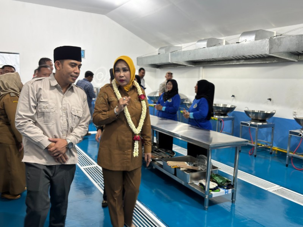 Wabup Sidoarjo Mimik Idayana meninjau SPPG MBG usai meresmikan. (Ist)