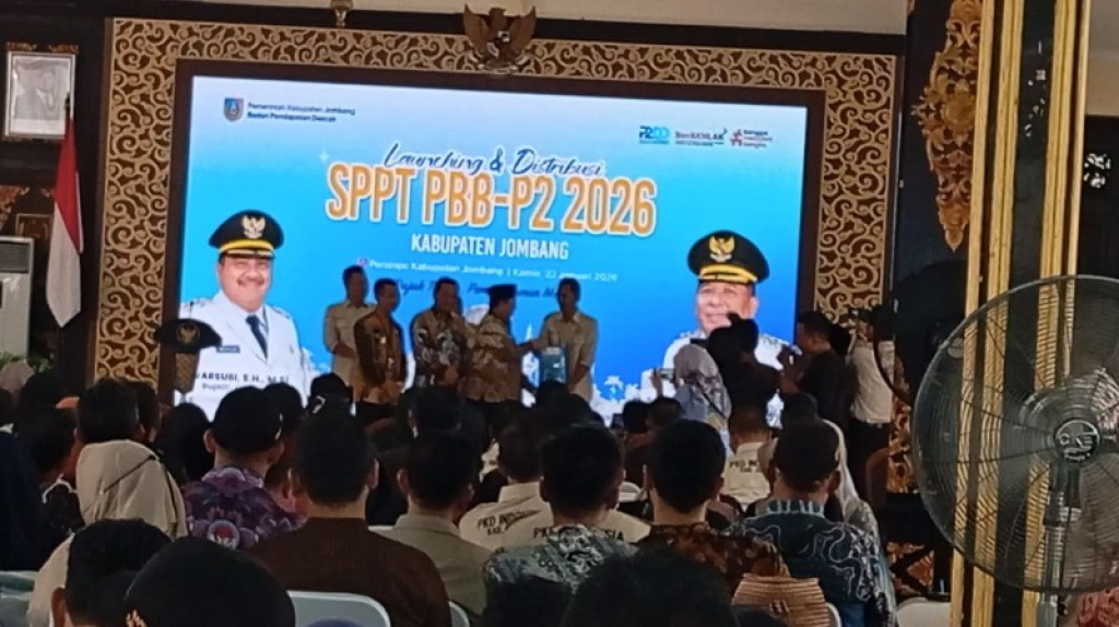 Bupati Jombang, Abah Warsubi, S.H., M.Si., memberikan teladan dengan melakukan simulasi pelunasan pajak secara langsung.(Ist)