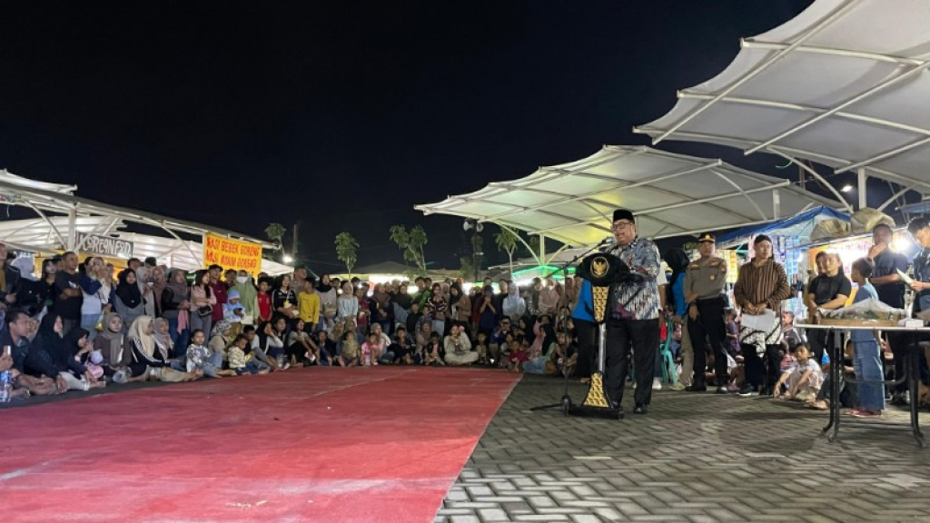 Bupati Jombang Warsubi saat menyampaikan sambutan dalam peringatan 1 Tahun Sentra Wisata Kulinerr (SWK) di Jombang. (Ist)