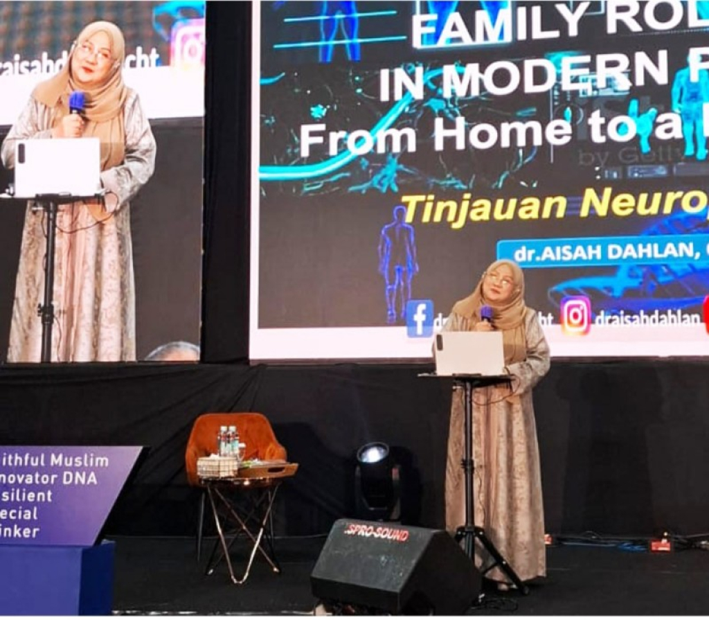 dr. Aisyah Dahlan CM.NLP., CCHt., CI., dalam acara Family Role in Modern Parenting, From Home to a Brighter Future, di SMP-SMA SAIM Surabaya East 2, Jl. Keputih Tegal 54. (Ist)